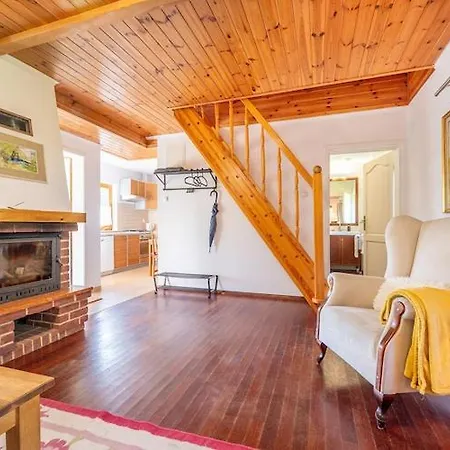 Vakantiehuis Comfortable With A Fireplace, *